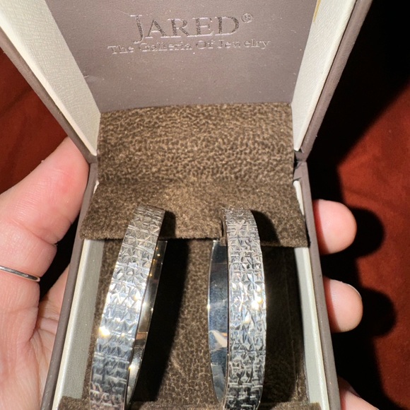 Jared’s diamond cut hoops - Picture 3 of 5
